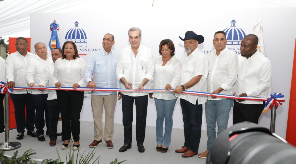 Abinader entrega remozada planta de tratamiento de Hainamosa que beneficiara a mas de 80 mil habitantes