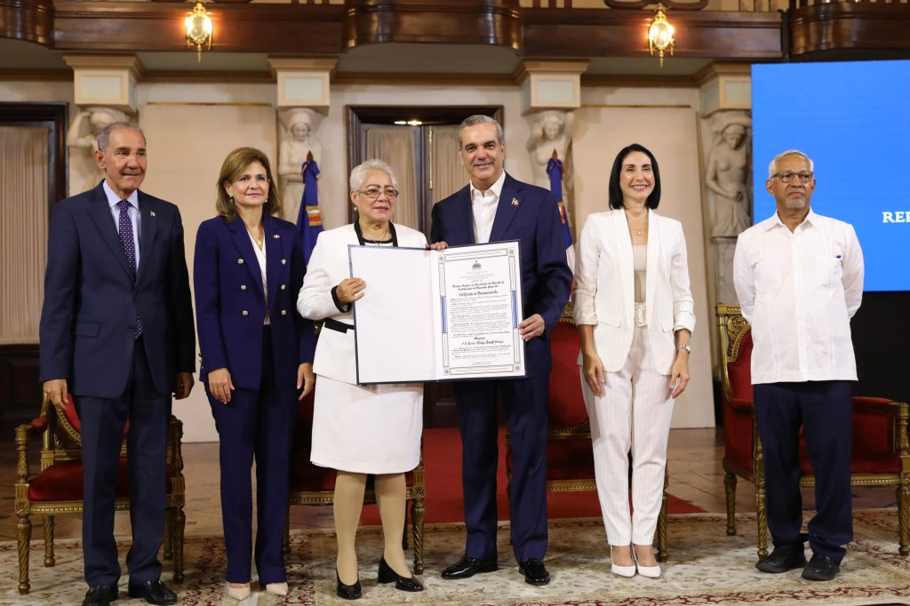 Abinader premia a cinco docentes por excelencia magisterial 2024