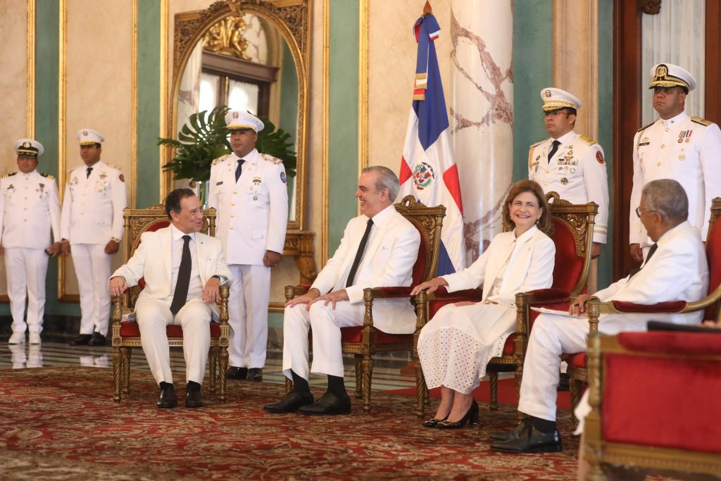 Abinader recibe cartas credenciales de siete nuevos embajadores
