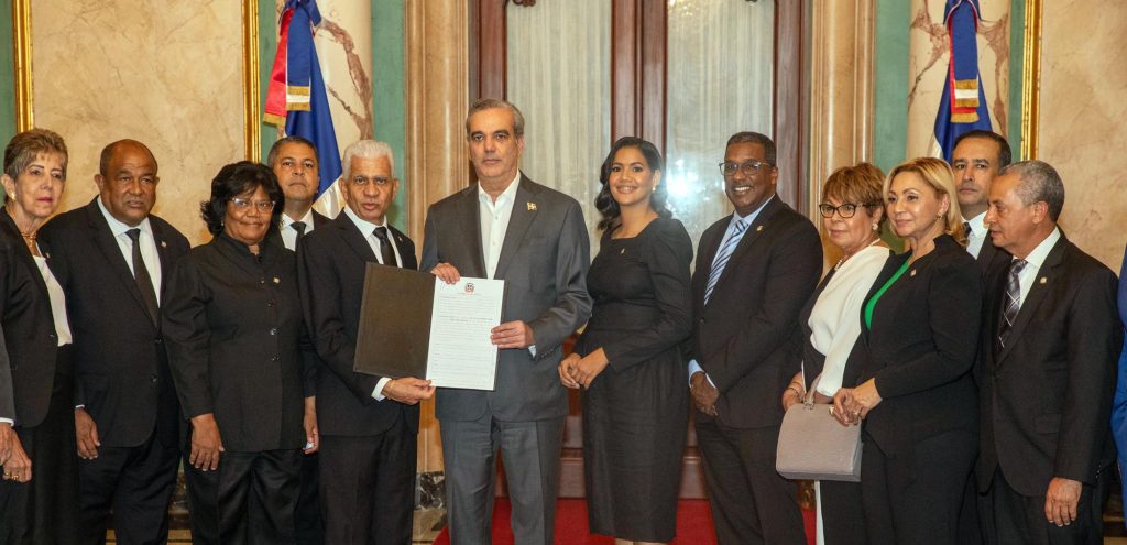 Presidente Abinader recibe resolución que lo acredita como presidente para el periodo 2024-2028 Abinader recibe resolucion que lo acredita como presidente para el periodo 2024 2028