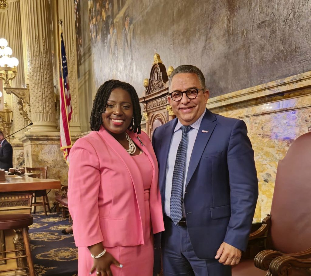 Alexis Antonio Henriquez junto a la presidenta de la Camara de Representantes de esa ciudad Joanna McClinton