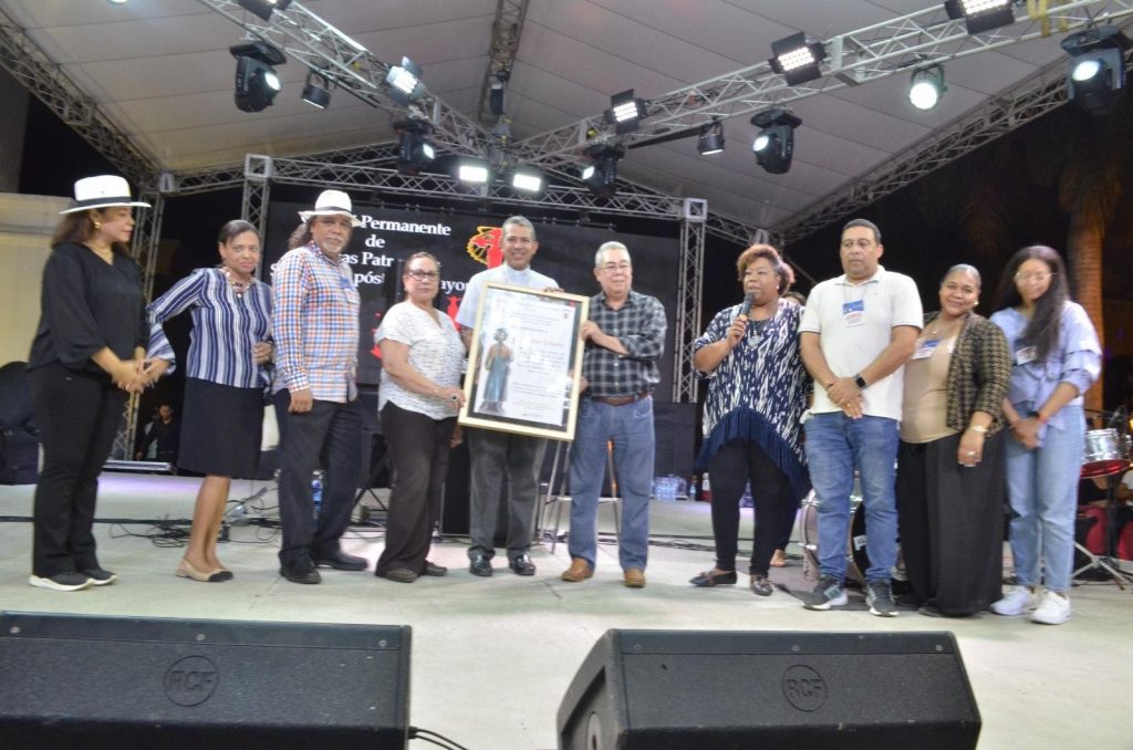 Catedral Santiago Apostol reconocen Ateneo Amantes de la Luz y Alianza Cibaena1