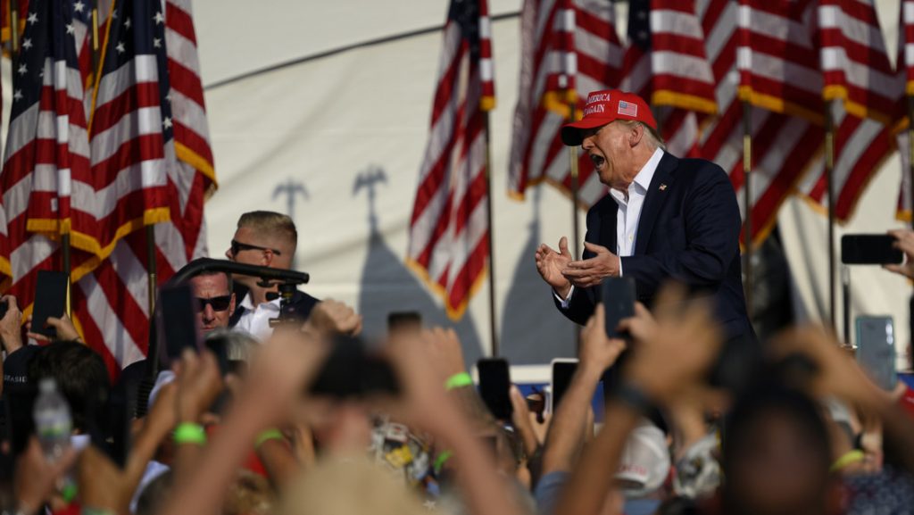 Donald Trump llega a un mitin electoral en Butler Pensilvania el 13 de julio de 2024