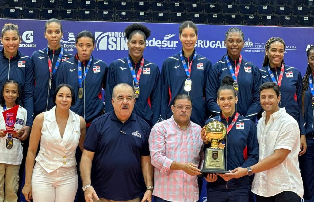 Federacion Dominicana de Voleibol reconoce a Raymond Rodriguez e1719868683402