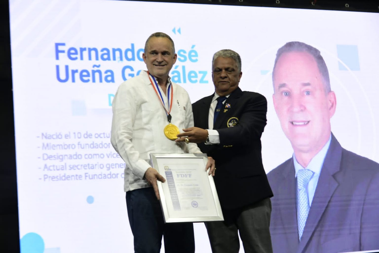 Fernando Urena por aportes al fisiculturismo y fitness