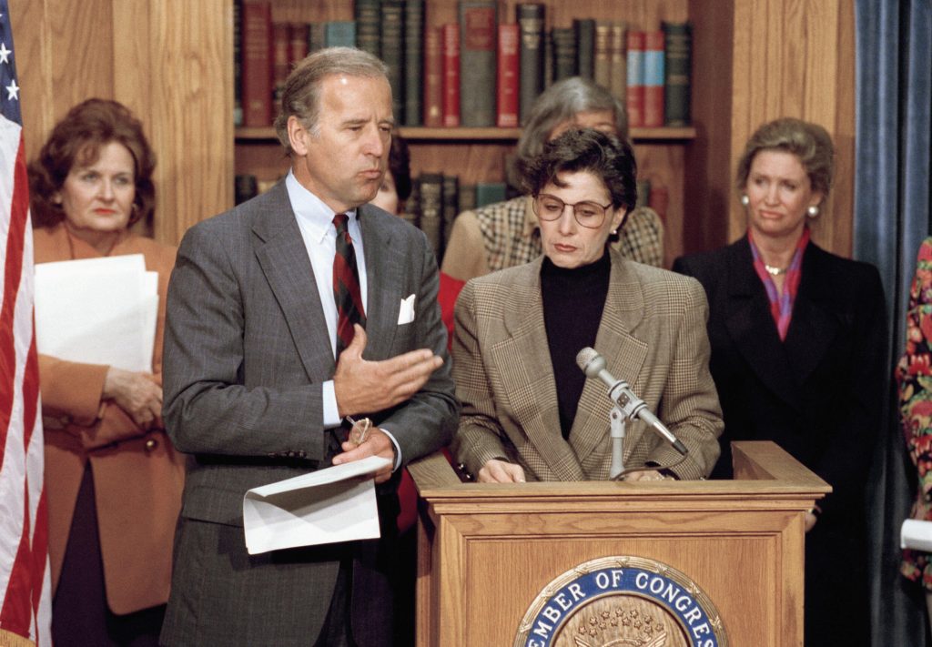 Joe Biden e 24 de febrero de 1993 en una conmemoracion de la Ley de Violencia contra las Mujeres que impulso