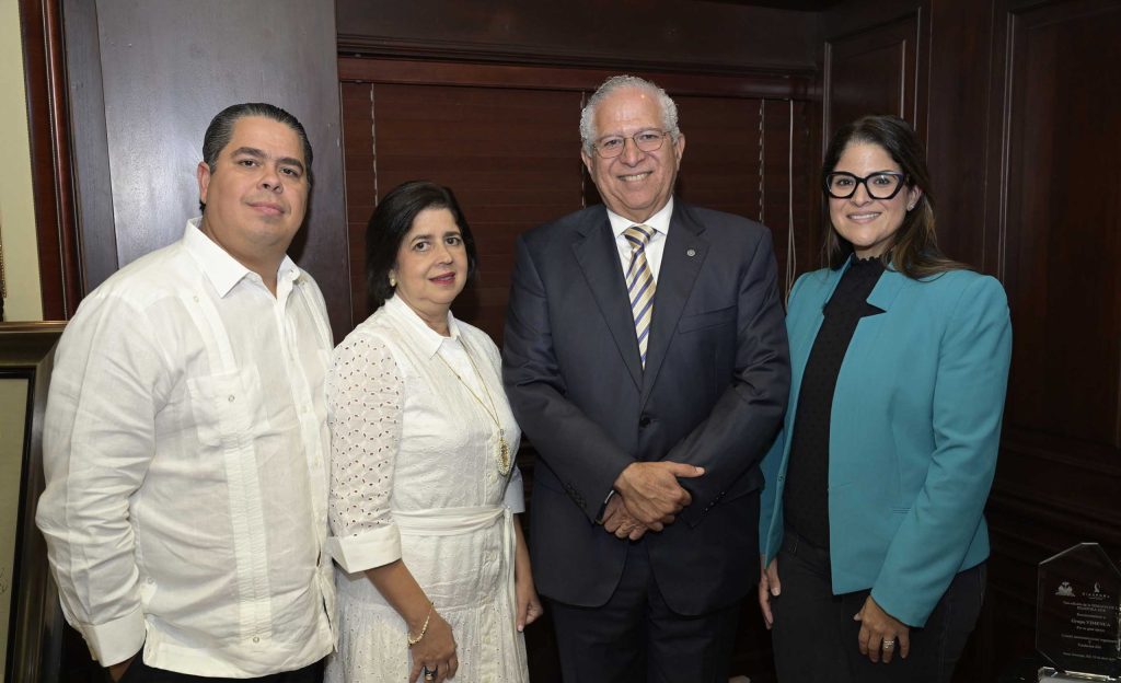 Pagatodo Celebra su 15º Aniversario Julio Fontana Tania Ares Victor Virgilio Mendez Saba y Aida Mendez scaled e1721148479955