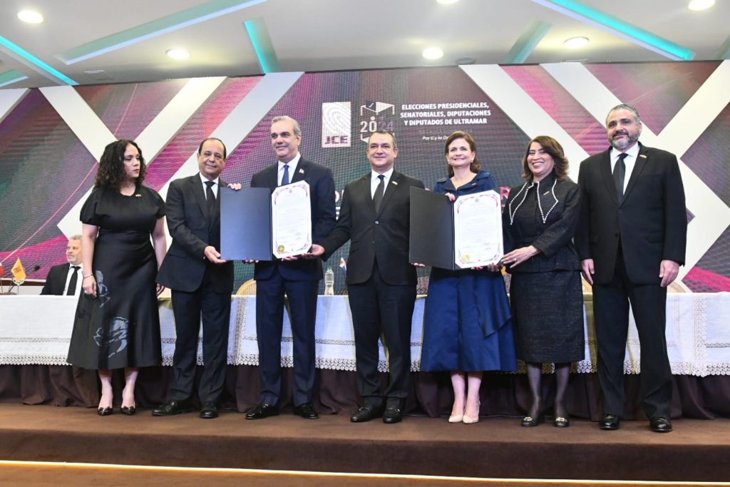 Presidente Abinader reafirma su compromiso para continuar impulsando las reformas que requiere el país y dejar un legado de fortalecimiento democrático Luis Abinader y Raquel Pena reciben certificado de eleccion 2024