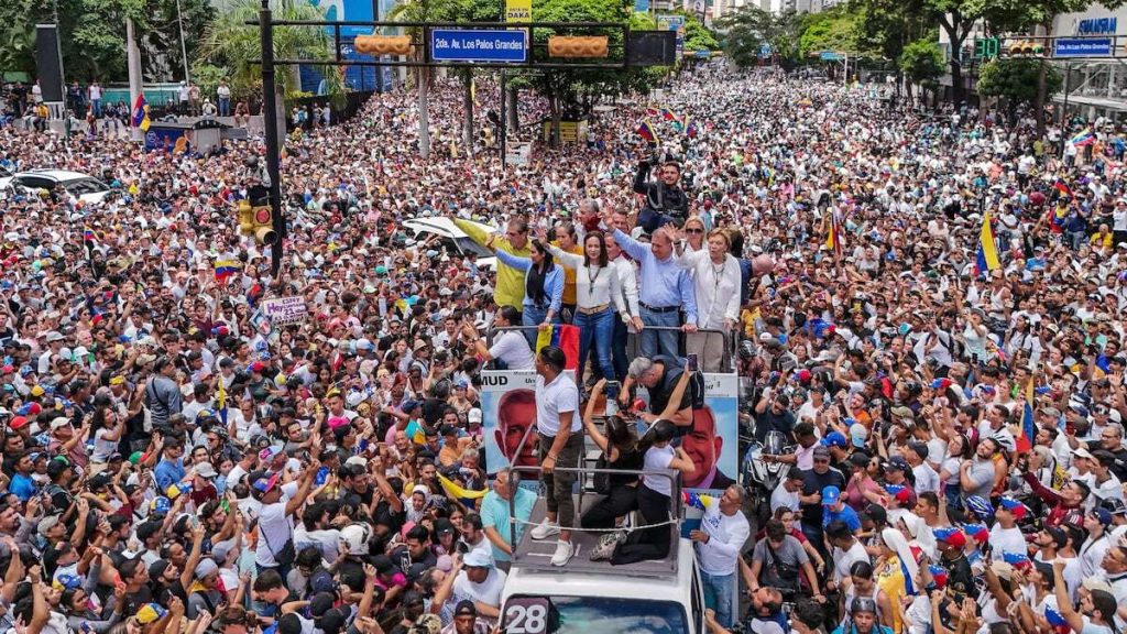 Maria Corina Machado y Edmundo Gonzalez entre una multitud de manifestantes el 30 de julio en Caracas