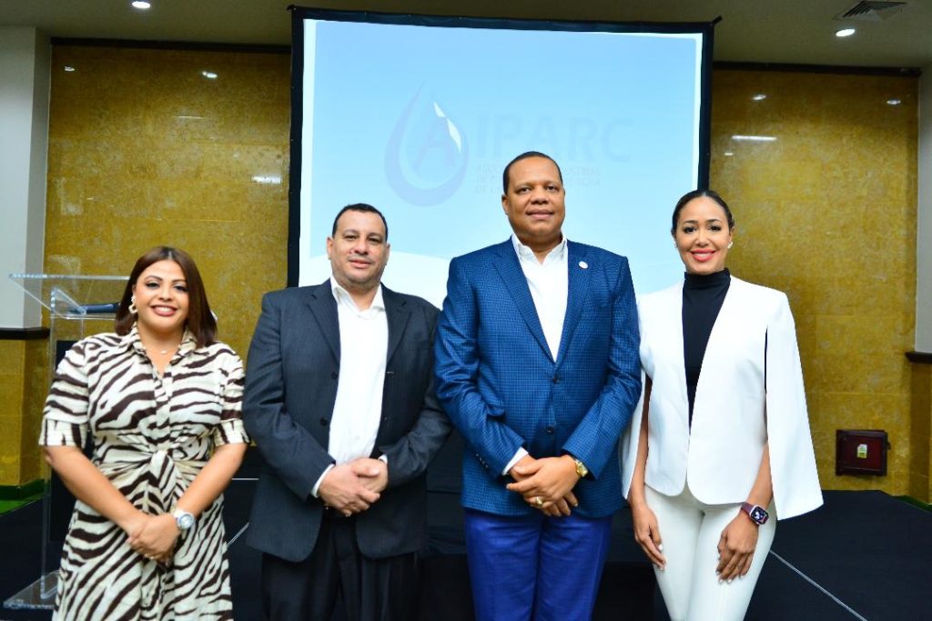 Paloma Rodriguez Jean Pierre Alvarez y Jennifer Pena junto al director de Proconsumidor Eddy Alcantara