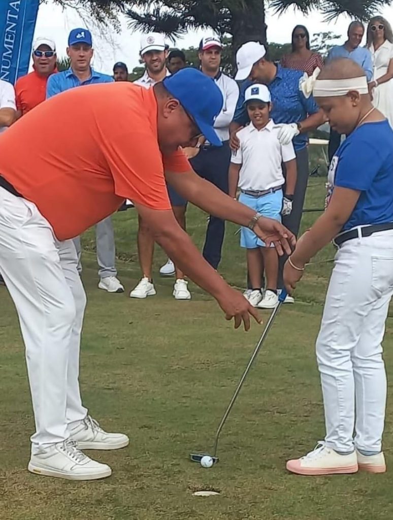 Rafael De Marchena realiza saque de honor en el Torneo de Golf del Voluntariado Jesus con los Ninos