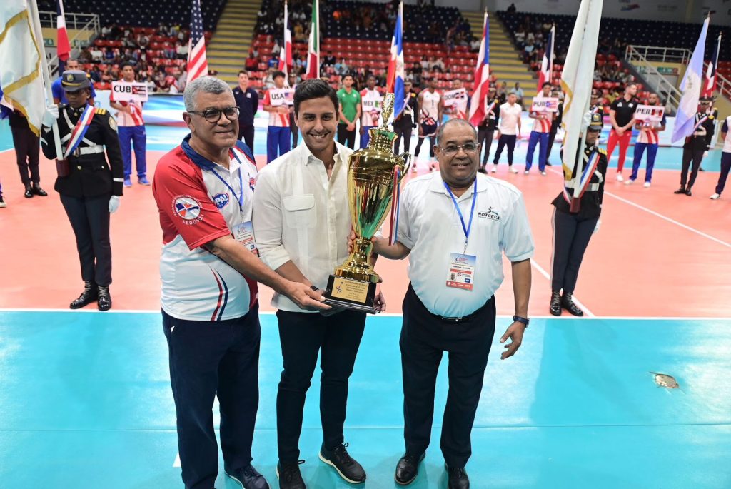 Raymond Rodriguez realiza saque de honor en XVII Copa Panamericana de Voleibol Masculino1