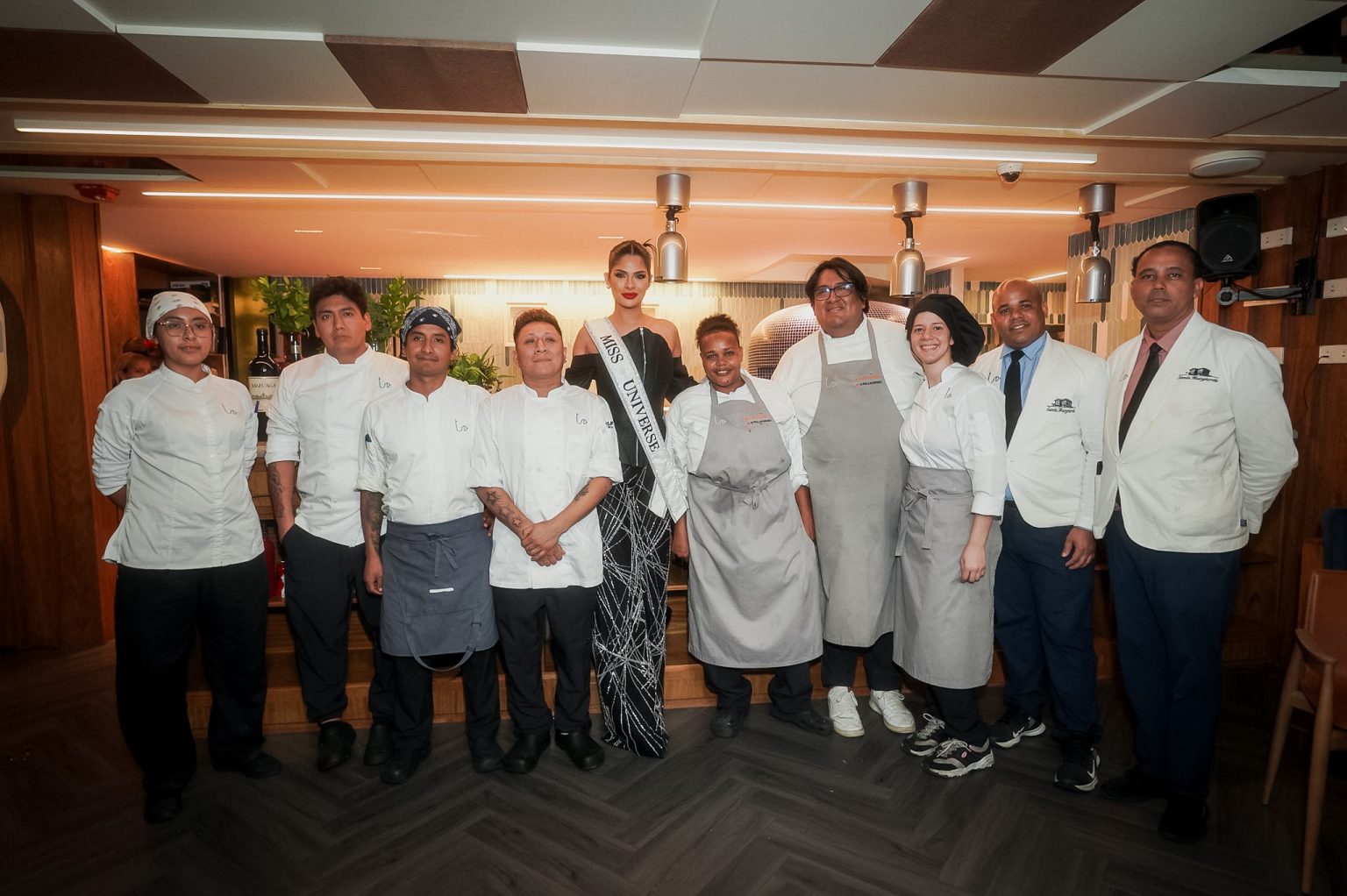 Sheynnis Palacio en compania del equipo del chef del Restaurate Petit Comite