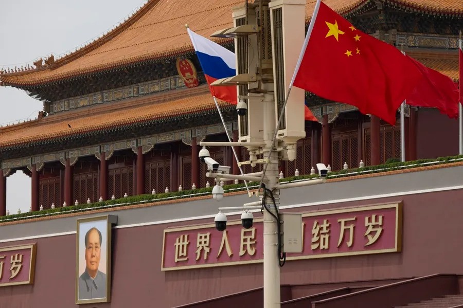 banderas de Rusia y China ondean en la Plaza Tiananmen en Pekin este 16 de mayo