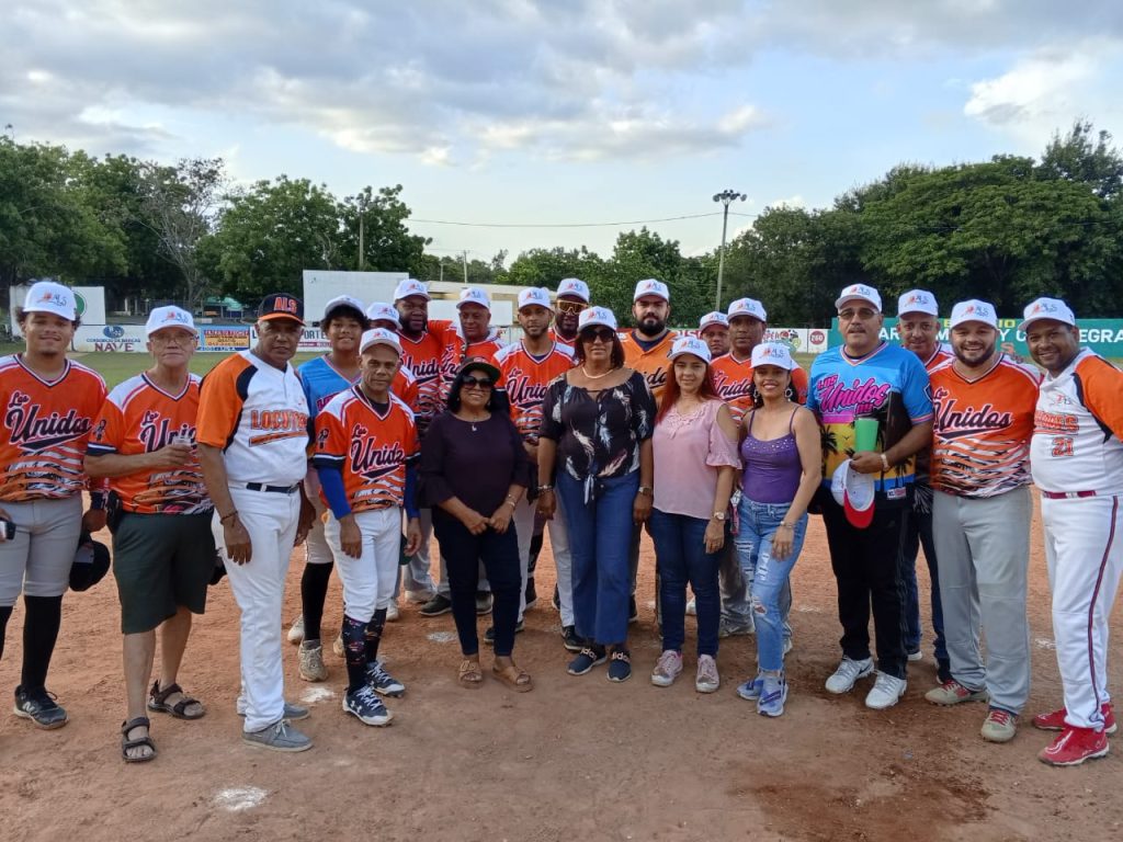 ALS recibio al equipo de softball Los Unidos del 27 de New York