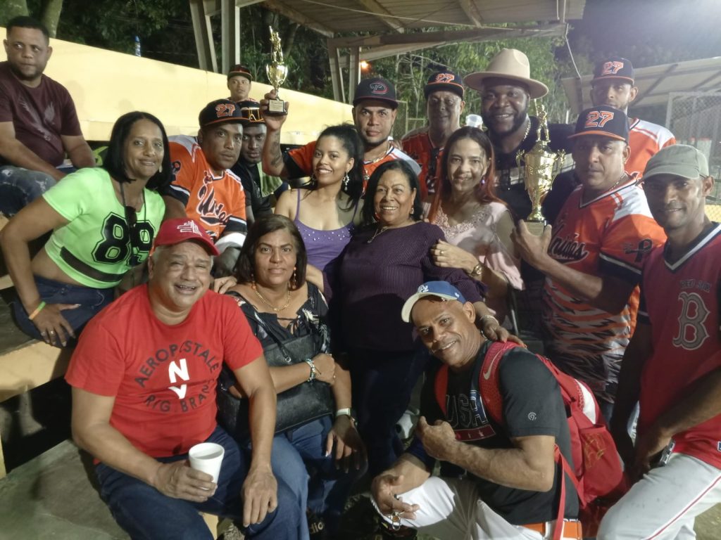 ALS recibio al equipo de softball Los Unidos del 27 de New York1