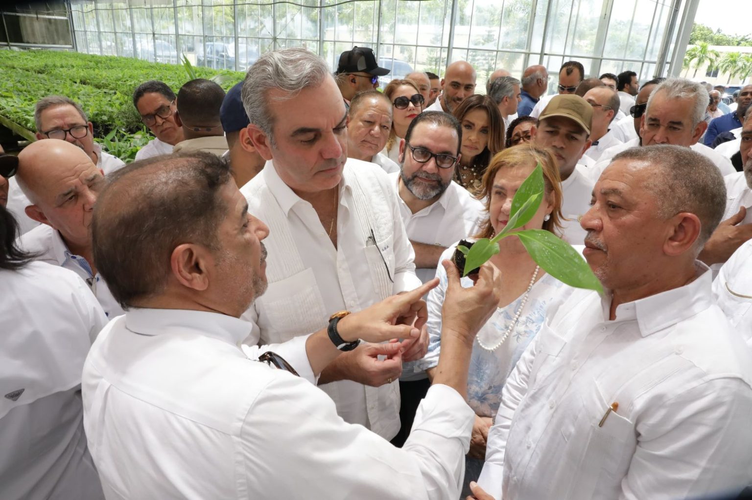 Abinader expresidente Mejia y Limber Cruz exploran Innovaciones en el Laboratorio Biovega