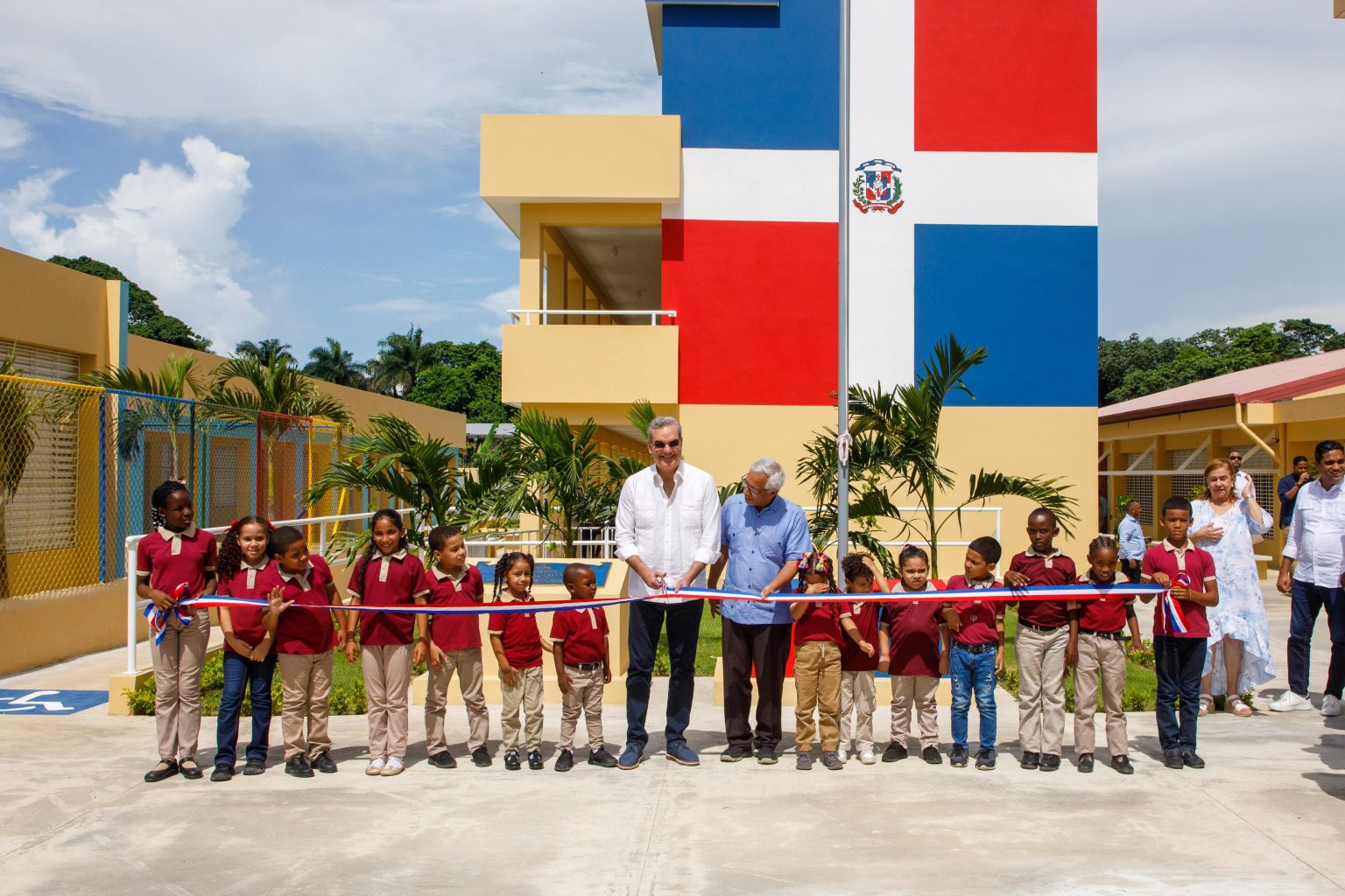 Abinader inaugura Escuela Basica y Multiuso en La Vega