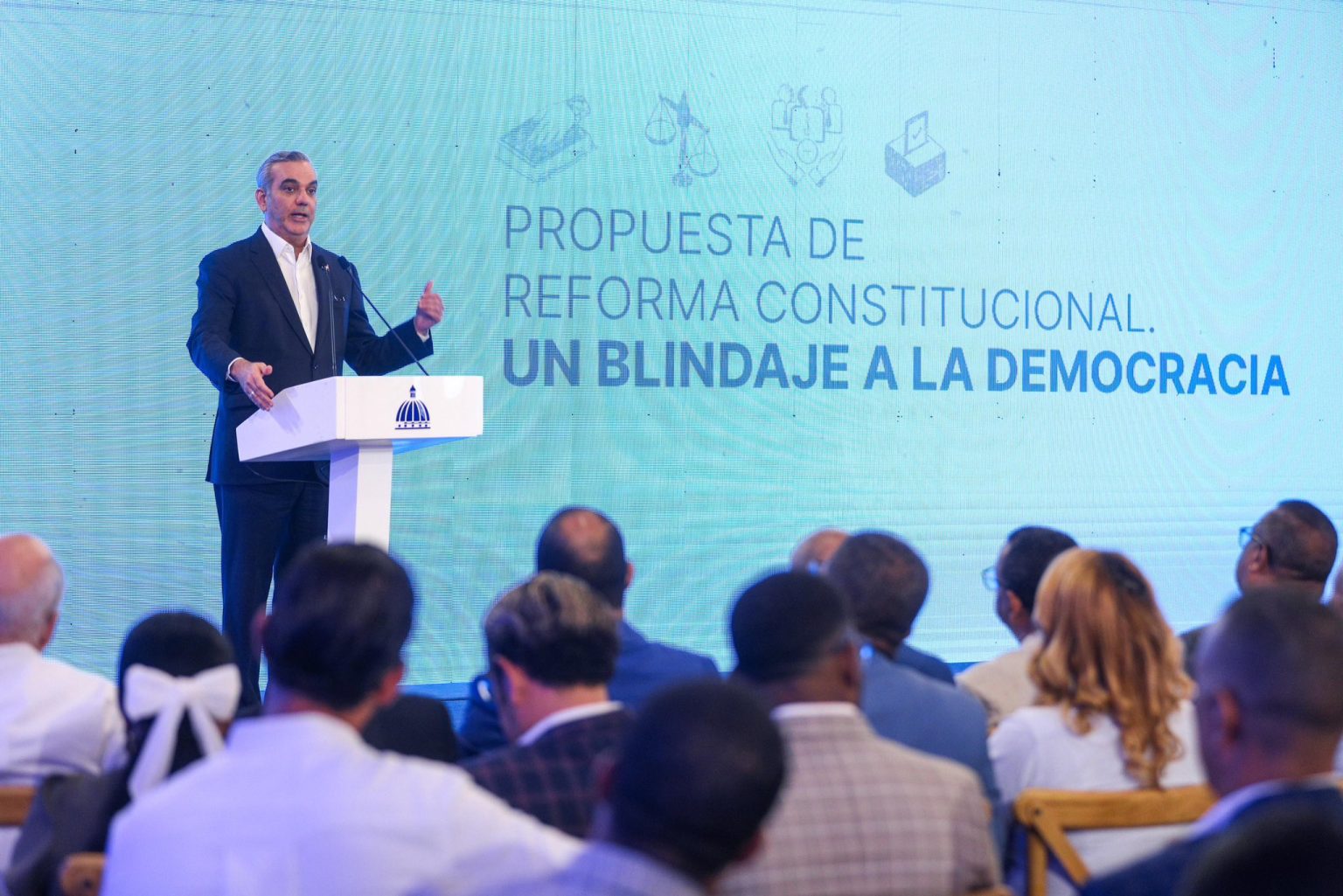 Abinader propone reforma constitucional para terminar con la reeleccion y el caudillismo