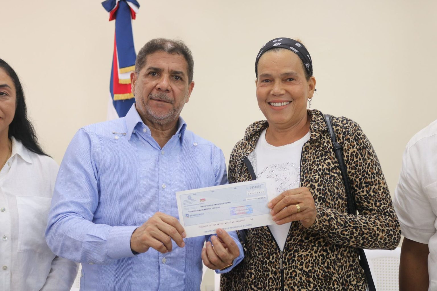 Agricultura lleva ayuda a productores de Maria Trinidad Sanchez afectados por desastres naturales