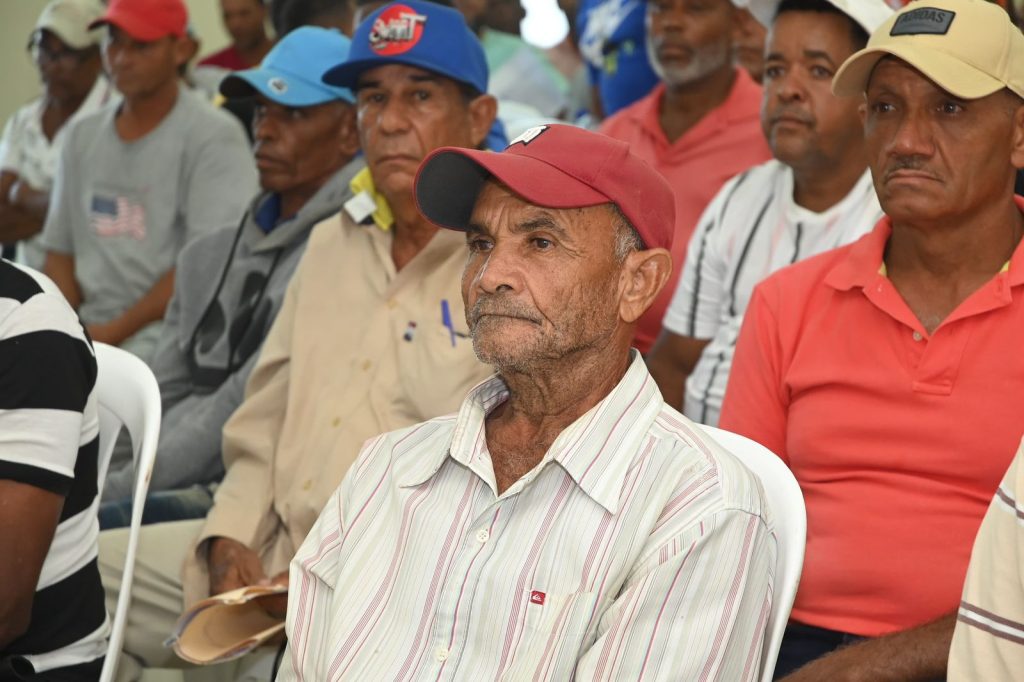 Agricultura lleva ayuda a productores de Maria Trinidad Sanchez afectados por desastres naturales1