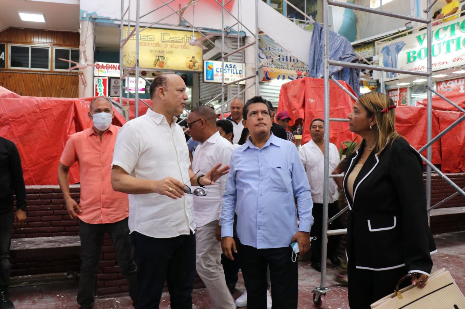 Alcalde Ulises Rodriguez supervisa avances en la reconstruccion del Mercado Modelo de Santiago