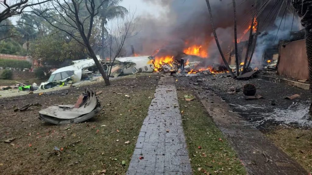 Avion de pasajeros con 61 personas a bordo se estrella en Brasil2