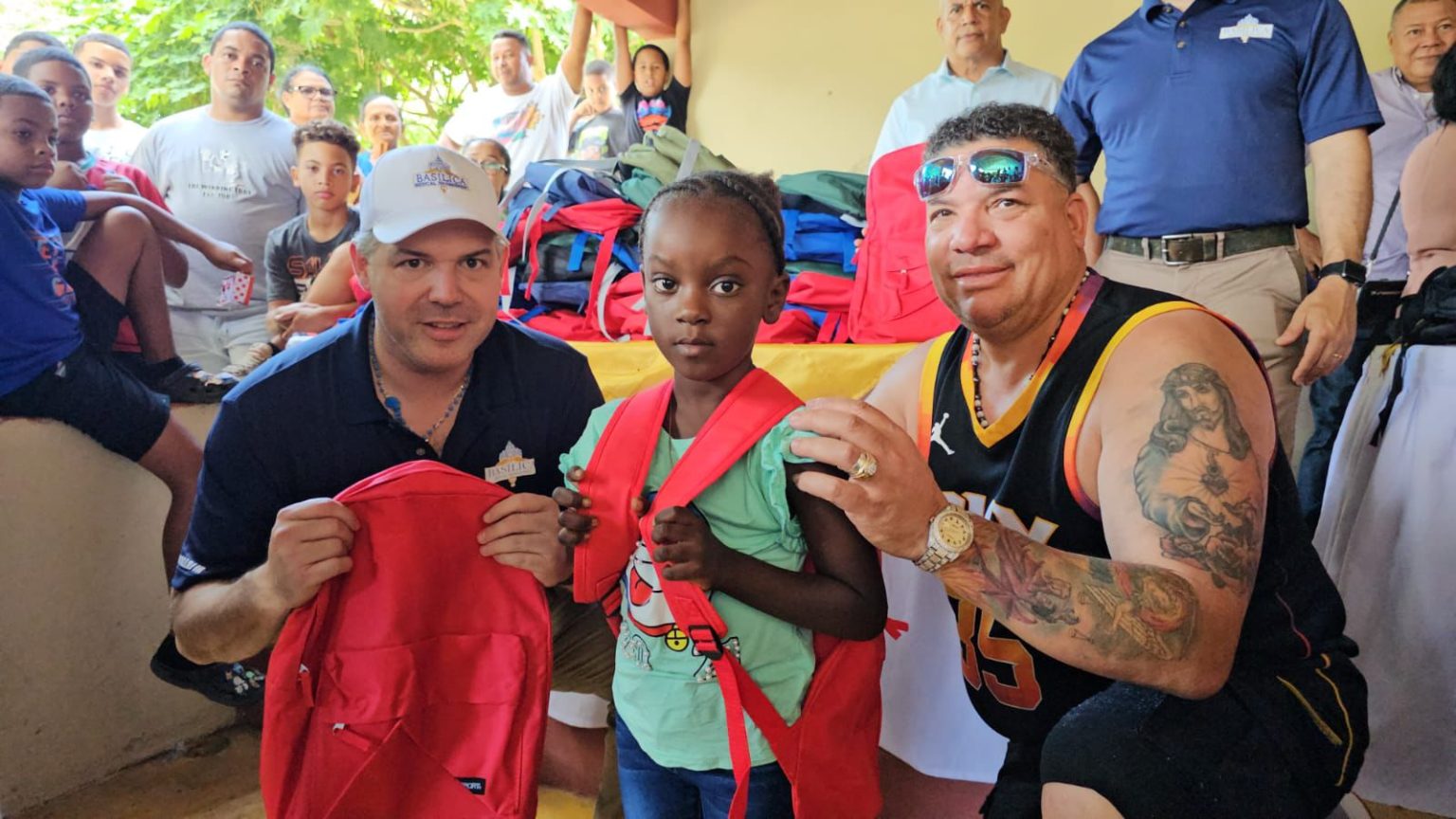 Basilica Medical y Fundacion Bartolo Colon Donan Cientos de Mochilas con Utiles Escolares en Altamira Puerto Plata