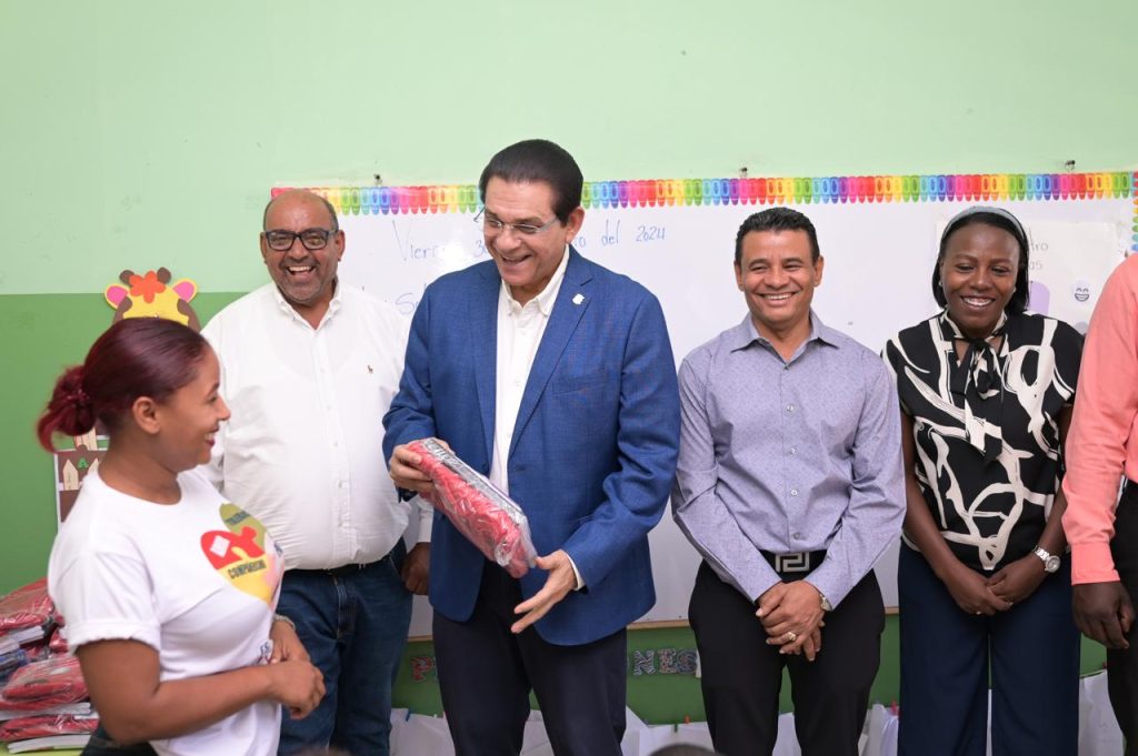 Daniel Rivera entrega utiles escolares a ninos de Santiago Oeste1