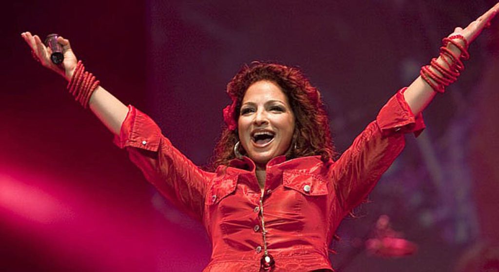 Gloria Estefan con un grammy latino