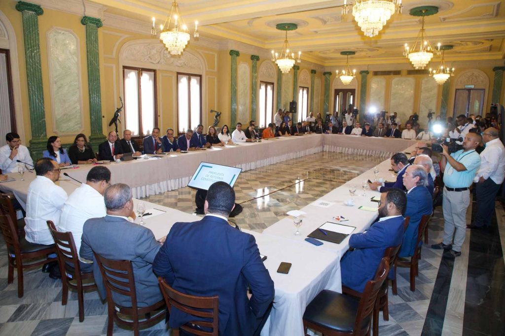 Gobierno continua el dialogo y celebra reunion con abogados para tratar reforma constitucional