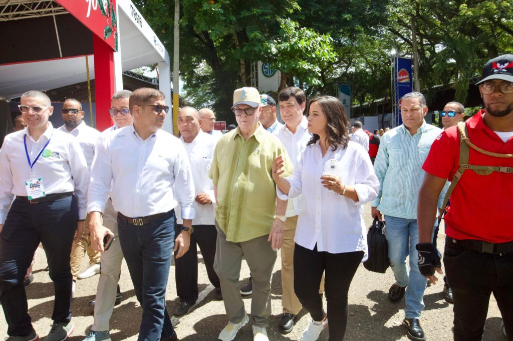 Hipolito Mejia que tambien estuvo presente en la feria y en el invernadero resalto el desarrollo integral en La Vega