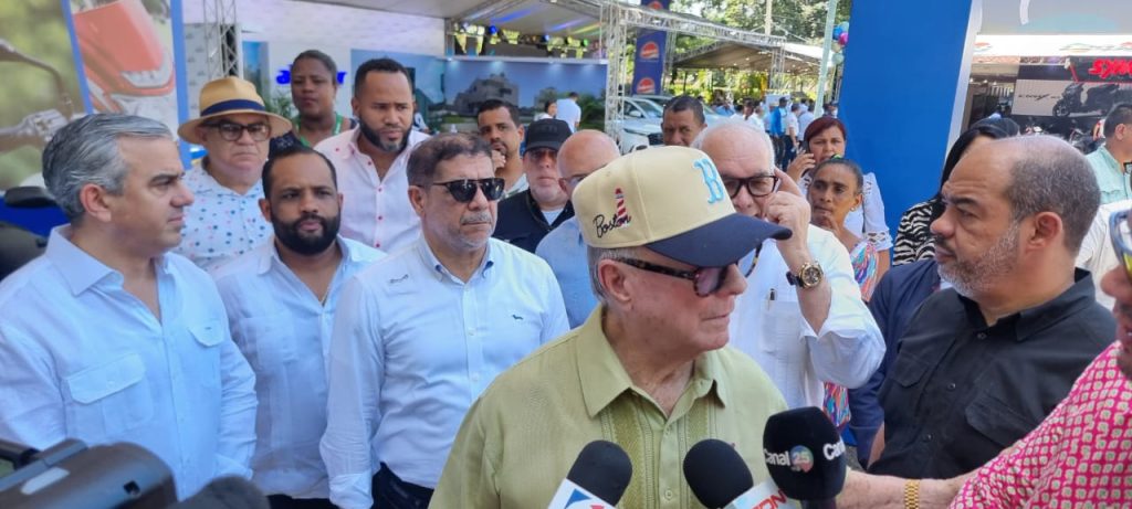 Hipolito Mejia que tambien estuvo presente en la feria y en el invernadero resalto el desarrollo integral en La Vega con nuevas obras y apoyo a la economia local