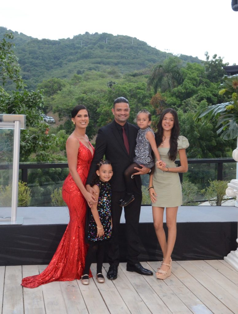 Hugo Jose Maria Peralta y Diomigdy Susana Galdona Gimon junto a sus hijas Gabriela Maria Dalia Estela y Rosa Elena Maria Galdona