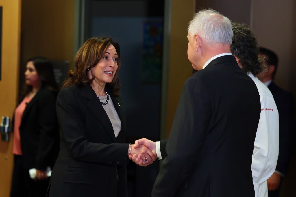 Kamala Harris elige al progresista Tim Walz como candidato a vicepresidente de EE UU