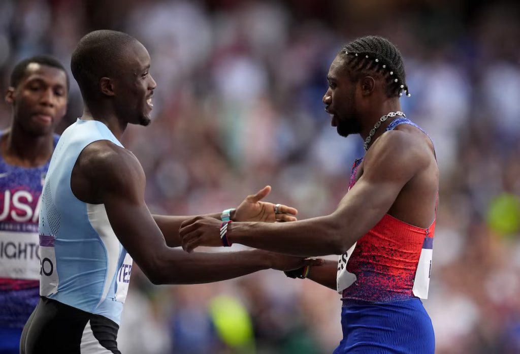 Letsile Tebogo ganador de la final de 200m es felicitado por Noah Lyles tercero