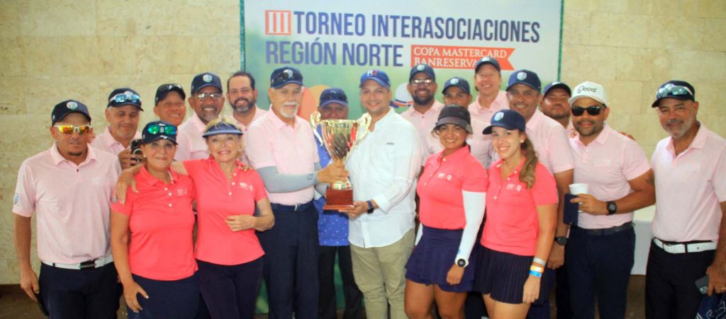 Santiago vuelve a coronarse en el Torneo Interasociaciones de Golf de la Región Norte Mariano Ramos gerente de Clientes VIP entrega la copa al equipo campeon del torneo Sagolf