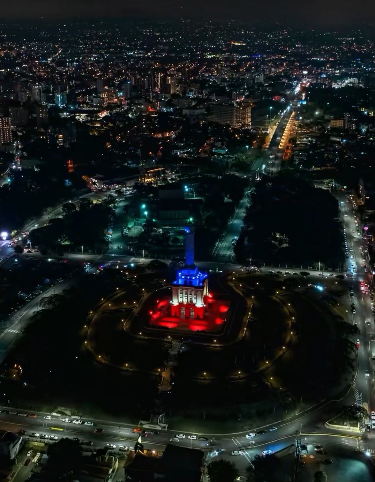 Monumento a los Heroes de la Restauracion se Ilumina con los Colores de la Bandera