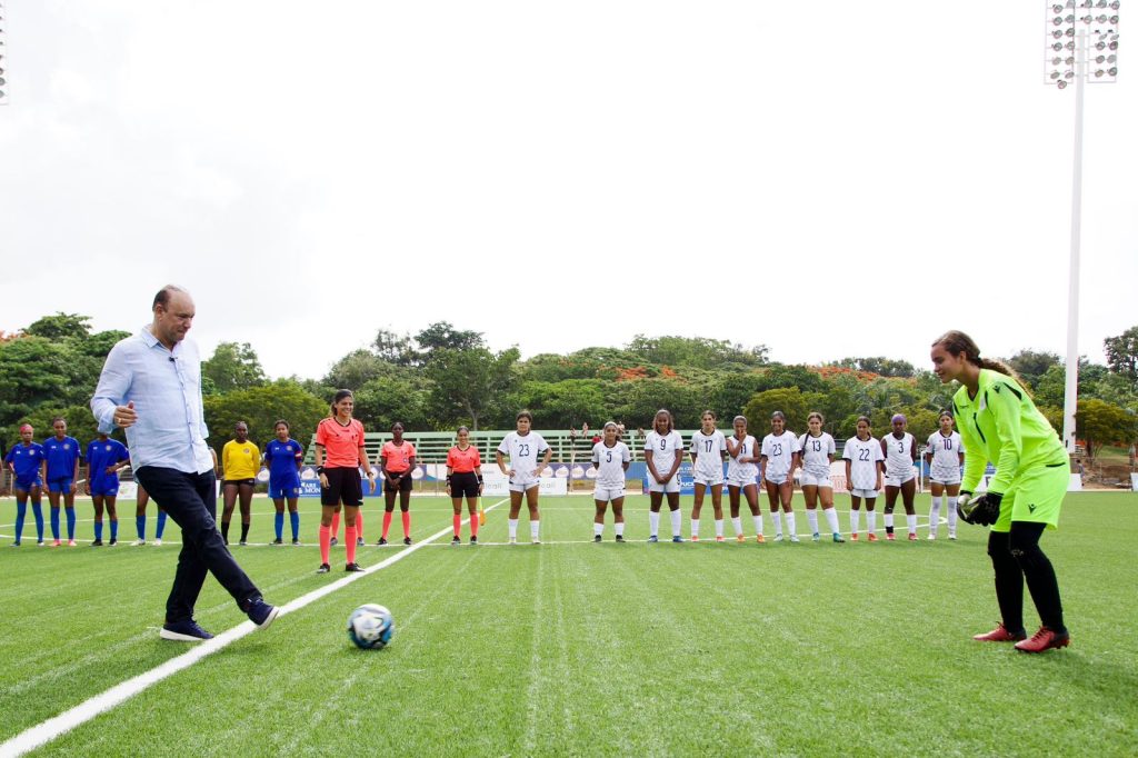 Mundialito de Fútbol Femenino será inaugurado este domingo en Santiago Ulises Rodriguez hace el saque de honor Mundialito de Futbol Femenino sera inaugurado este domingo en Santiago