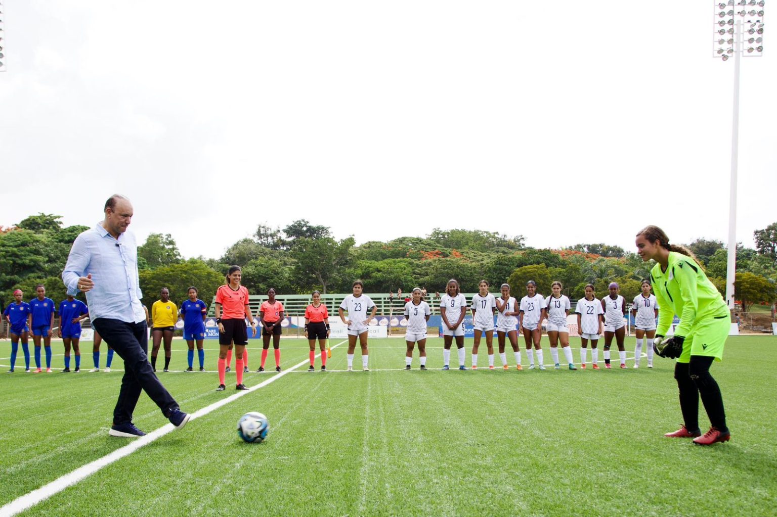 Ulises Rodriguez hace el saque de honor Mundialito de Futbol Femenino sera inaugurado este domingo en Santiago