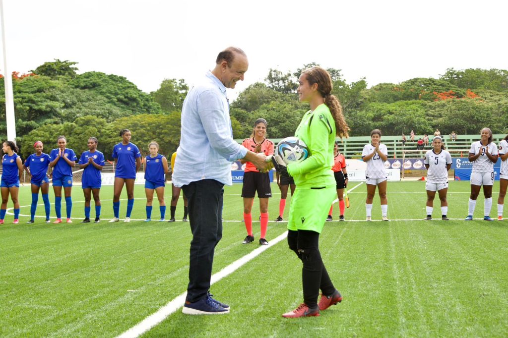 Ulises Rodriguez hace el saque de honor Mundialito de Futbol Femenino sera inaugurado este domingo en Santiago1