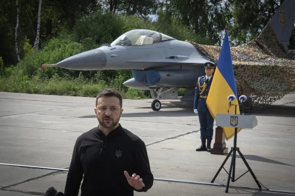 Zelenski junto a uno de los primeros caza F 16 de fabricacion estadounidense recibidos para reforzar sus defensas