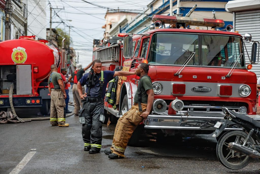 bomberos de santiago en el mercado modelo eljacaguero