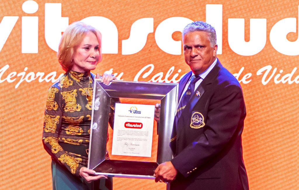 En marco del XXXIV Mr RD de fisiculturismo y fitness reconocen a Clara Cabrera 1 Clara Cabrera y Tony Pena R