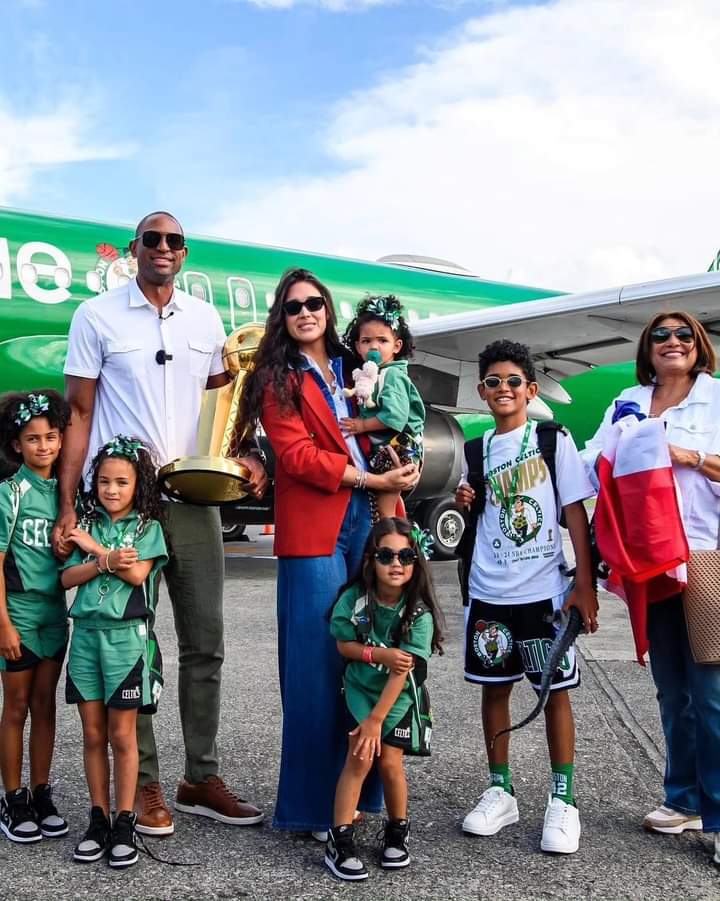 Al Horford llego hoy a la Republica Dominicana con el trofeo Larry OBrien