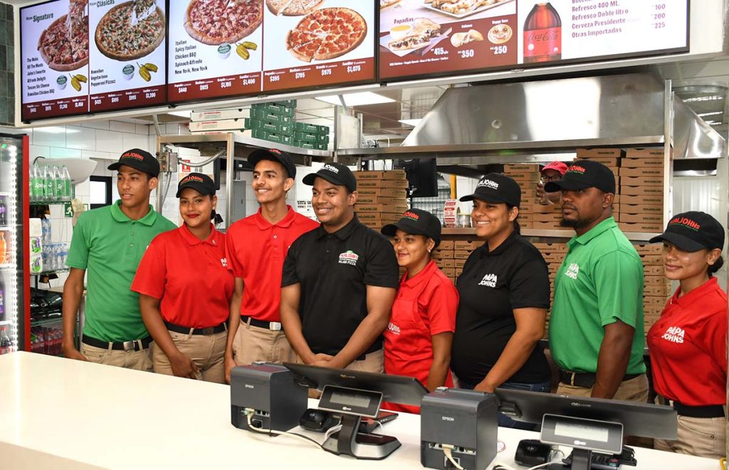 Alfry R. Paulino Lora Gerente del Restaurante Papa Johns San Fco .De Macoris Centro acompanado a su equipo de servicio al cliente