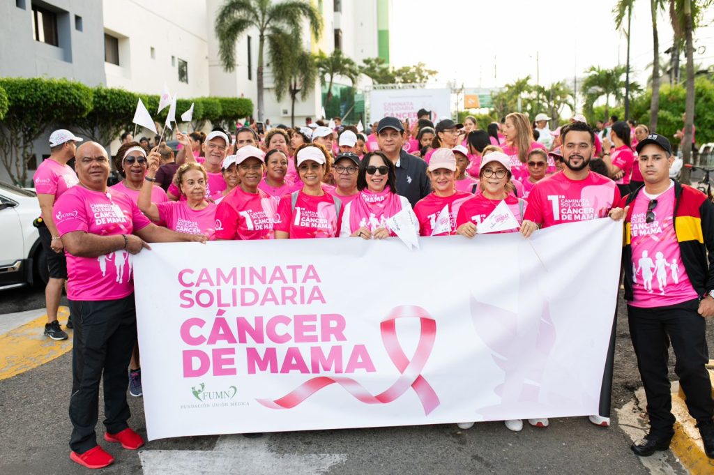 Daniel Rivera exhorta a mujeres a realizarse chequeos para prevenir el cancer de mama en caminata solidaria en Santiago