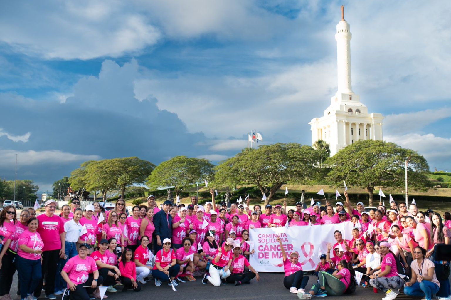 Daniel Rivera exhorta a mujeres a realizarse chequeos para prevenir el cancer de mama en caminata solidaria en Santiago1