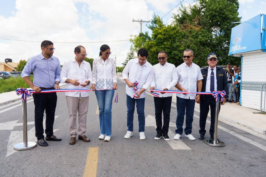 David Collado inauguro este jueves la reconstruccion de la calle Pastor Domingo de la Cruz