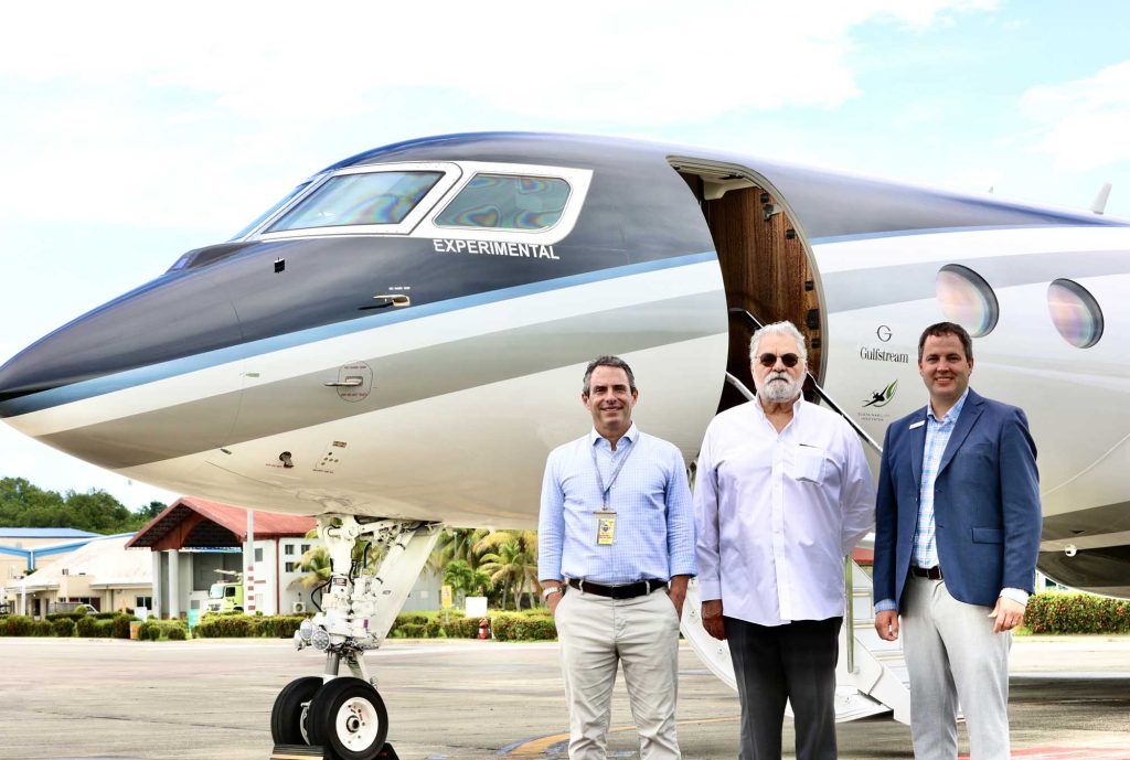 Diego Prida presidente de Jet To Aviation Jorge Chumaceiro director de Aerocentro representantes de Gulfstream en la region y Matthew Murphy vicepresidente regional de ventas de Gulfstream